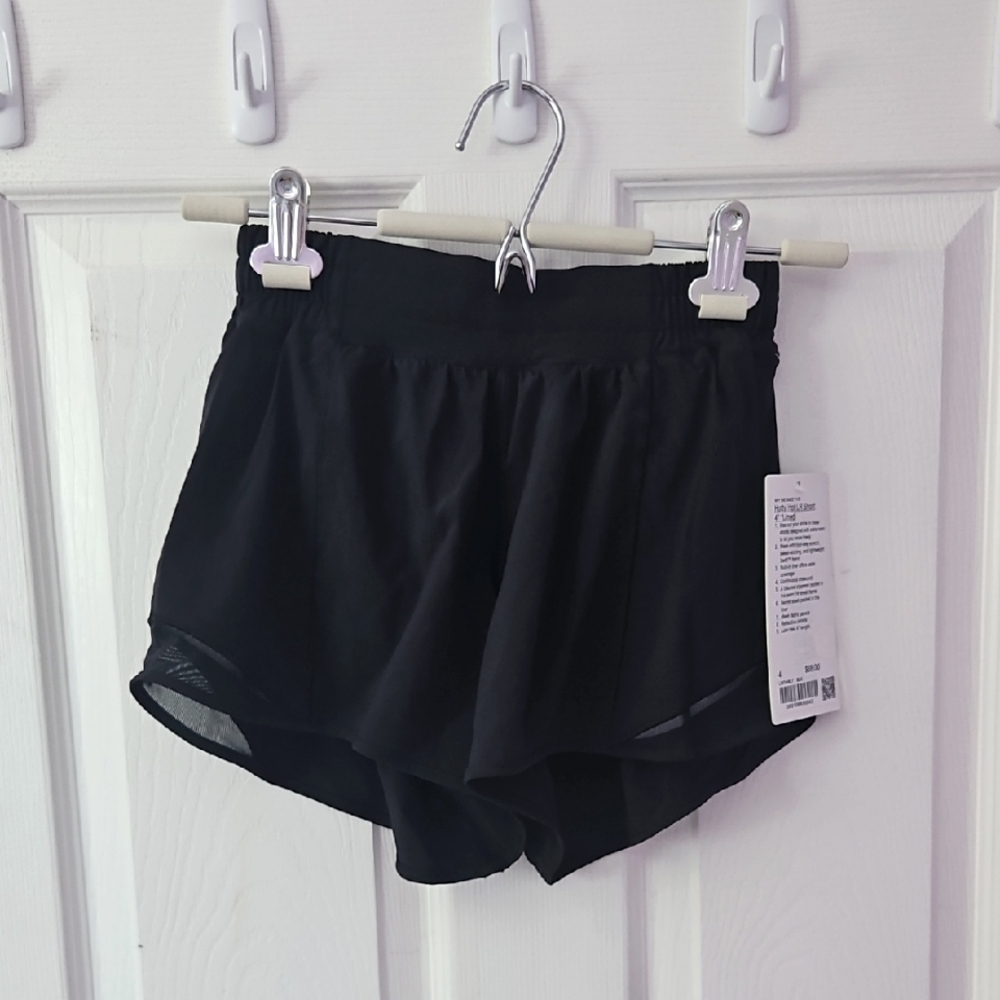 Lululemon Hotty Hot LR Short 4" Lined